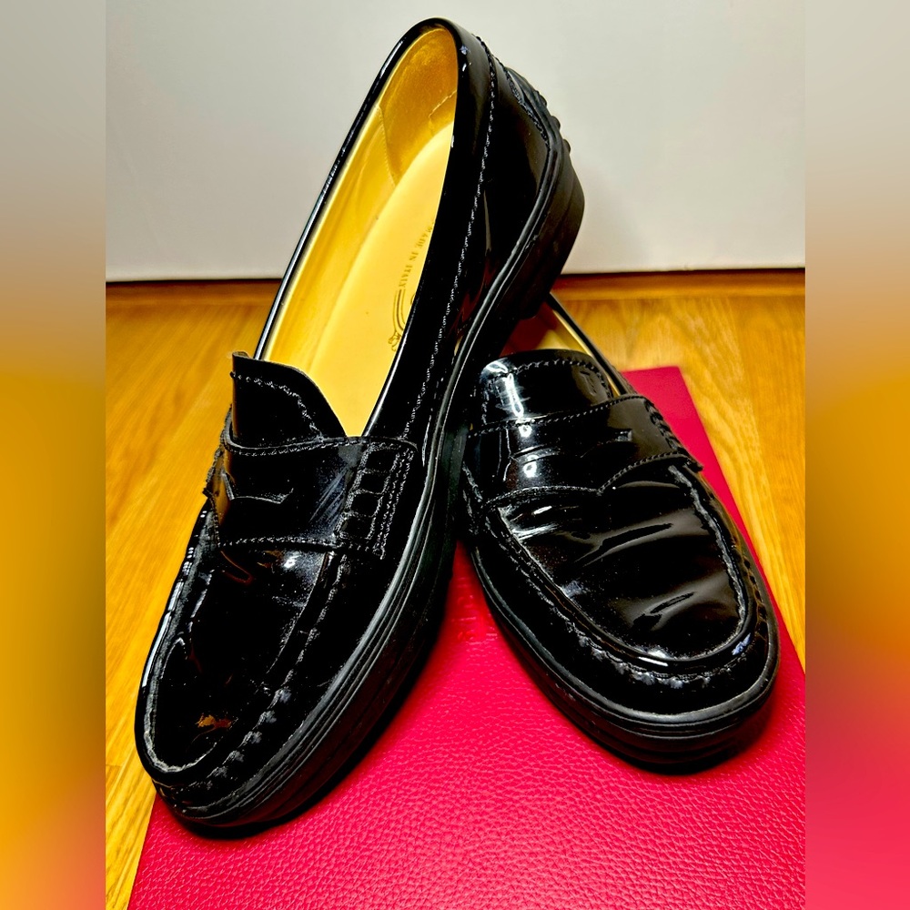 Tod's Women’s Patent Leather Vibram Sole Loafers Italy size 37 US 6.5 EUC Black